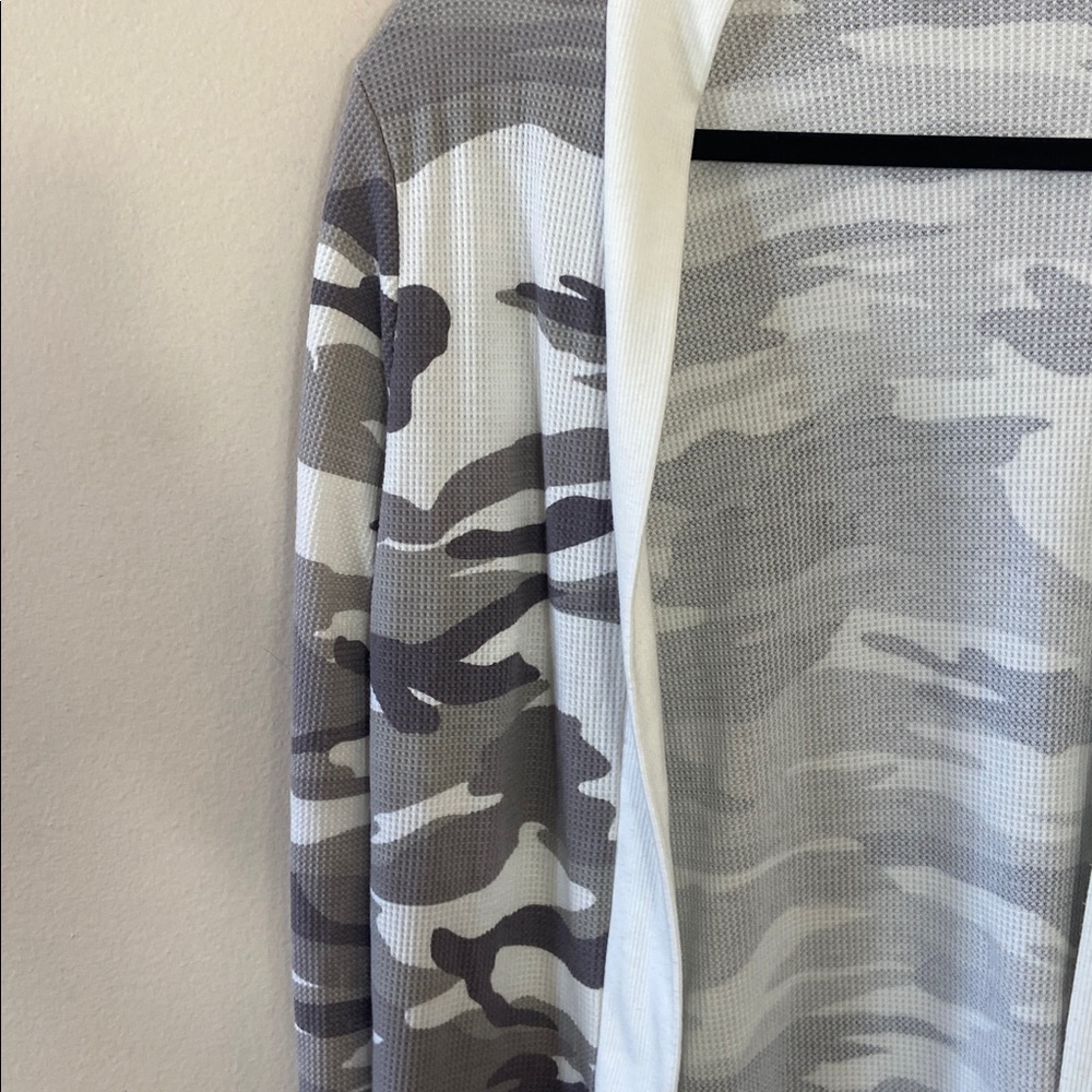 Sweet Romeo Grey White Camo Print Long Cardigan Women's Sized Medium Casual - Picture 4 of 6